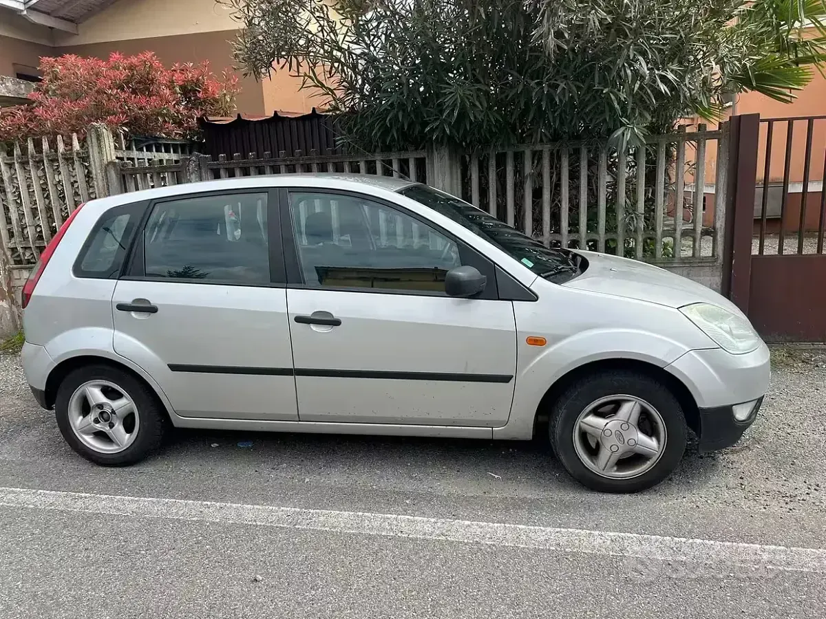 Usata Ford Fiesta 68 CV (50 kW) 2005 Grigio Utilitaria