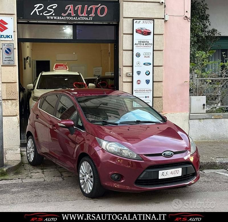 Usata Ford Fiesta Titanium 96 CV (70 kW) 2010 Viola Utilitaria