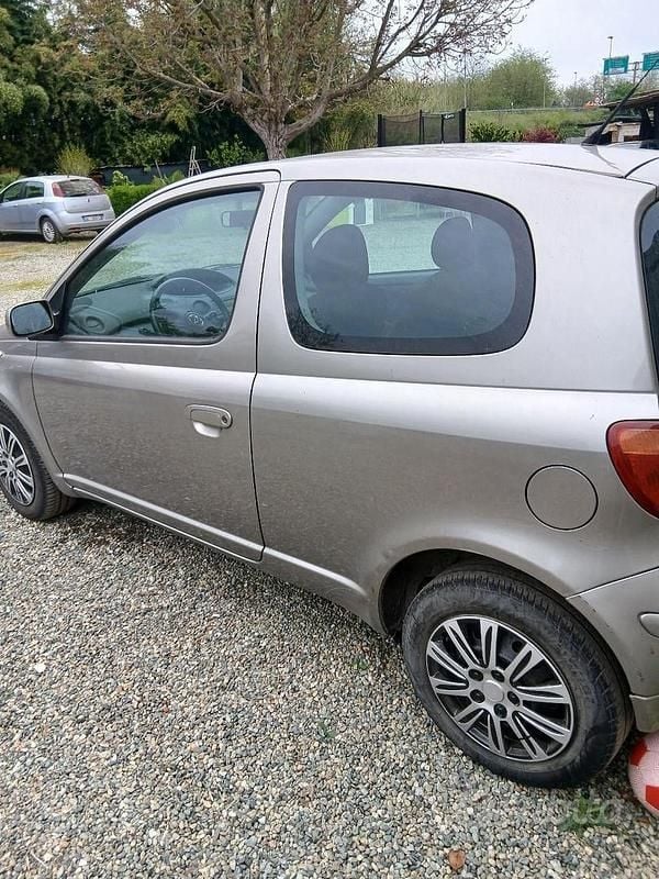 Usata Toyota Yaris 65 CV (47 kW) 2004 Grigio Berlina