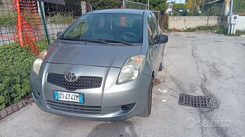 Grigio Usata 2008 Toyota Yaris Due volumi | 2000 € (Buon prezzo) - Immagine 1/4