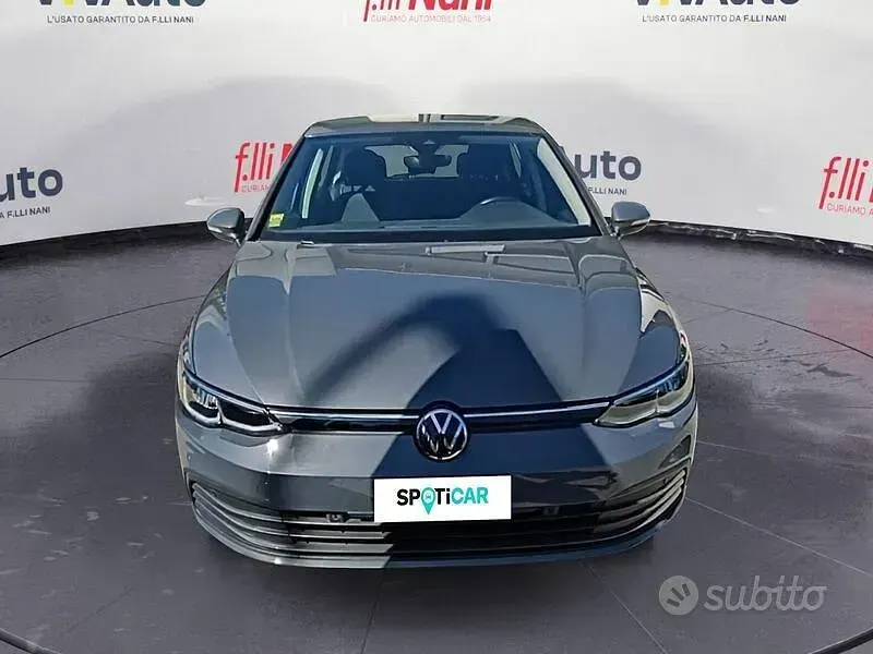 Usata VW Golf VIII Life 116 CV (85 kW) 2021 Grigio Berlina