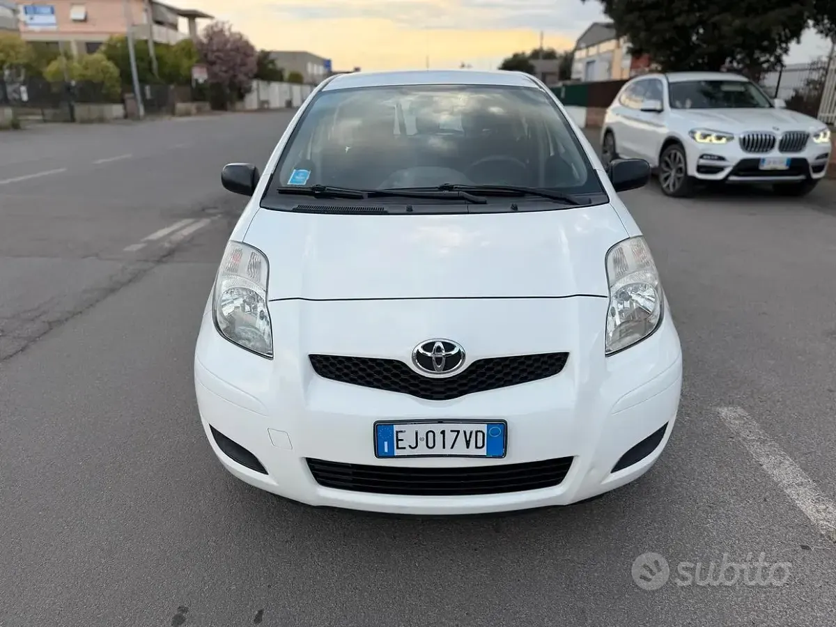 Usata Toyota Yaris 69 CV (50 kW) 2011 Bianco Utilitaria