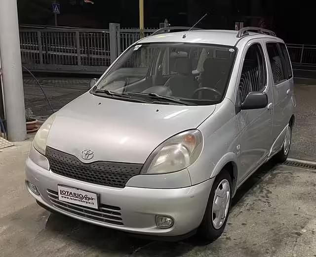 Usata Toyota Yaris 86 CV (63 kW) 2002 Argento Station wagon