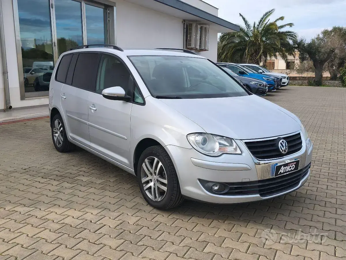 Usata VW Touran Highline 105 CV (77 kW) 2010 Grigio Monovolume