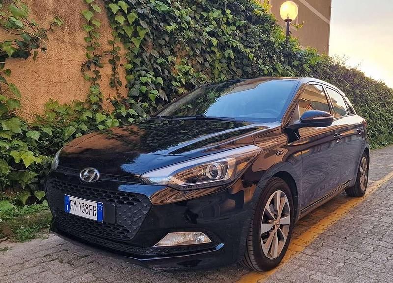 Usata 2015 Hyundai i20 Classic Due volumi | 5500 € (Buon prezzo) - Immagine 1/4
