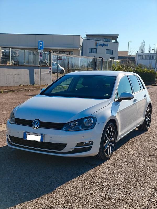Bianco Usata 2016 VW Golf VII Comfortline Tre volumi | 13.400 € (Buon prezzo) - Immagine 1/4