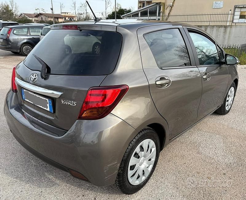 Usata Toyota Yaris 90 CV (66 kW) 2016 Grigio Utilitaria