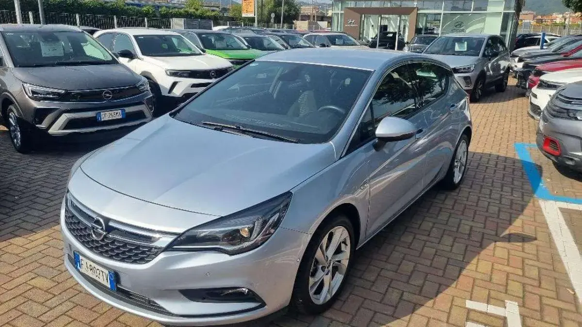 Usata Opel Astra Dynamic 105 CV (77 kW) 2017 Azzurro Berlina