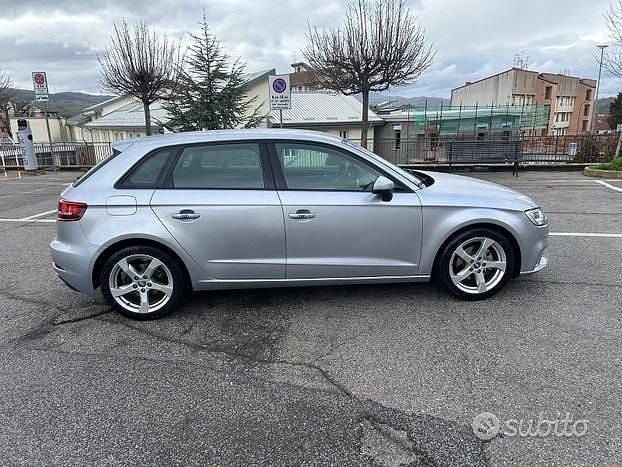 Usado Audi A3 116 CV (85 kW) 2018 Gris Berlina