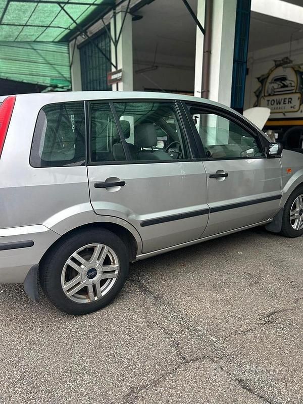 Usata Ford Fusion 80 CV (58 kW) 2003 Berlina
