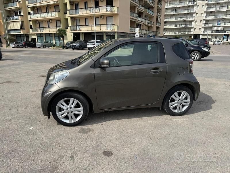 Usata Toyota iQ Executive 98 CV (72 kW) 2011 Grigio Utilitaria