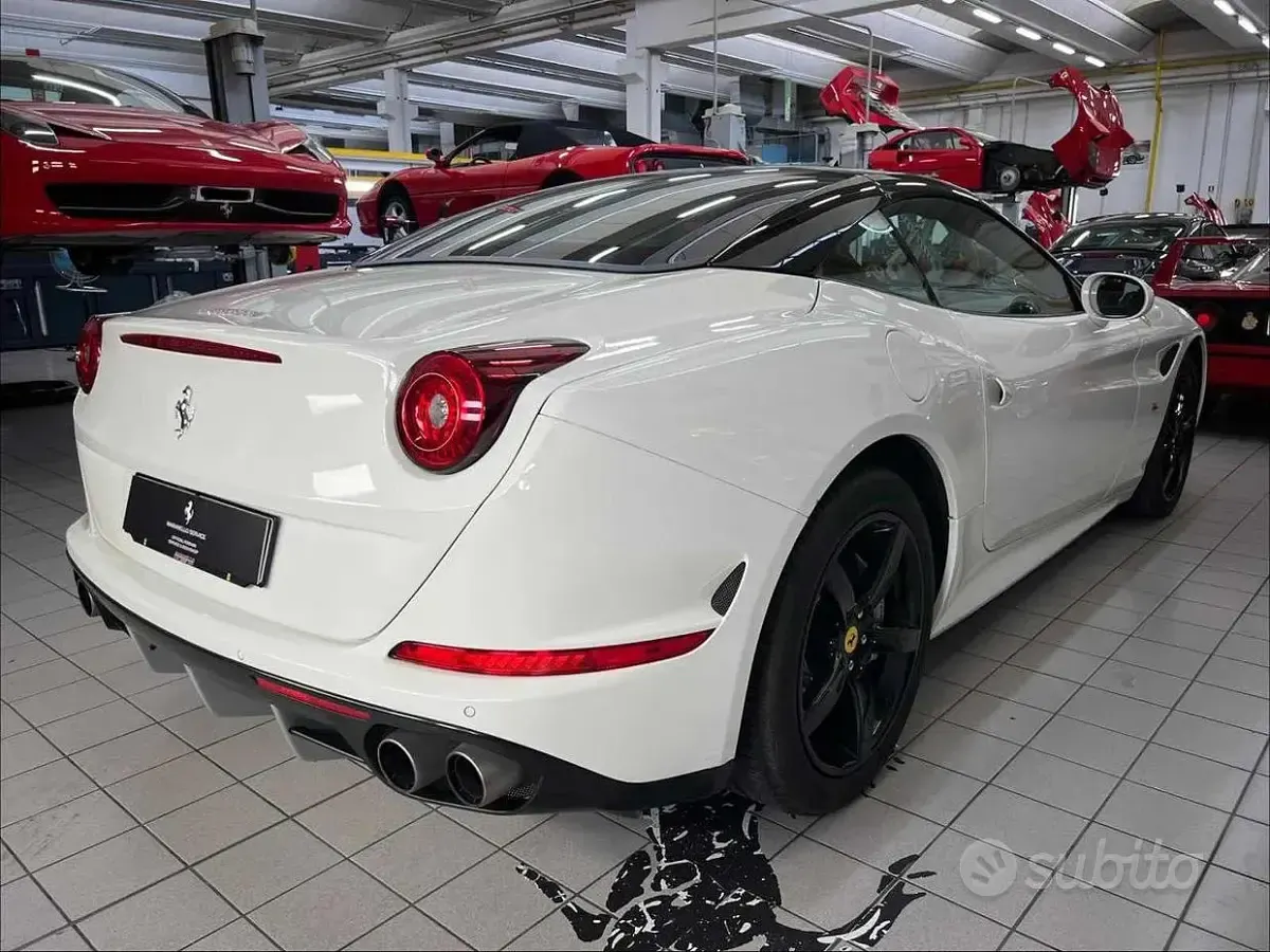 Usata Ferrari California 560 CV (411 kW) 2014 Bianco Cabrio