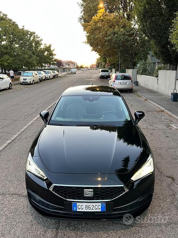 Käytetty Seat Leon Business 131 HP (96 kW) 2021 Musta Sedan