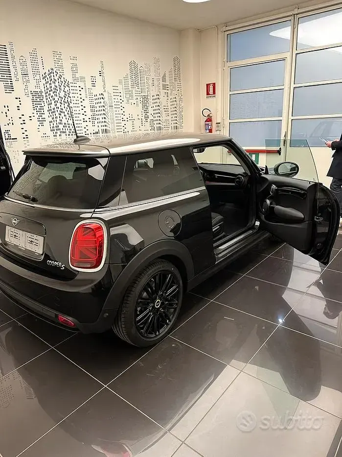 Usata Mini Cooper 75 kW (102 CV) 2022 Nero Utilitaria
