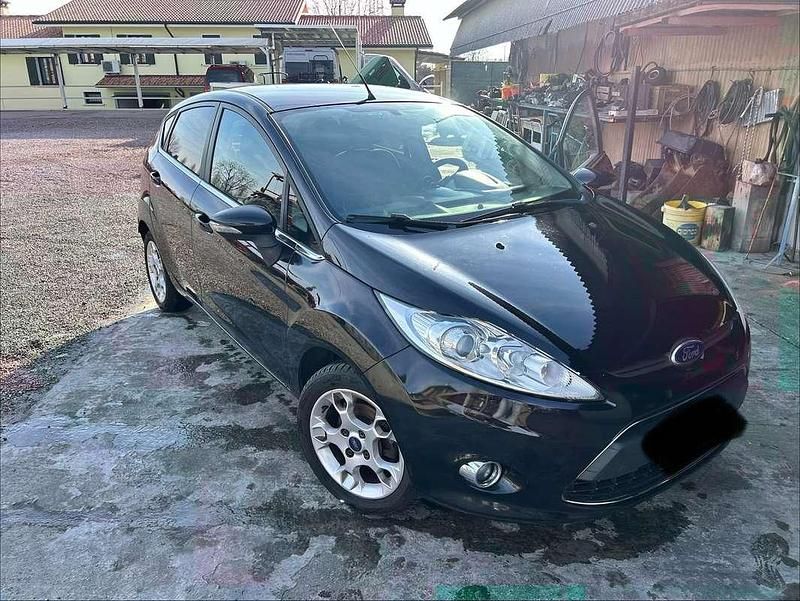 Usata Ford Fiesta Titanium 71 CV (52 kW) 2012 Nero Berlina