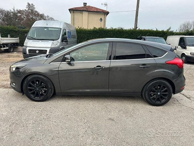 Usata Ford Focus Titanium 120 CV (88 kW) 2016 Grigio Berlina