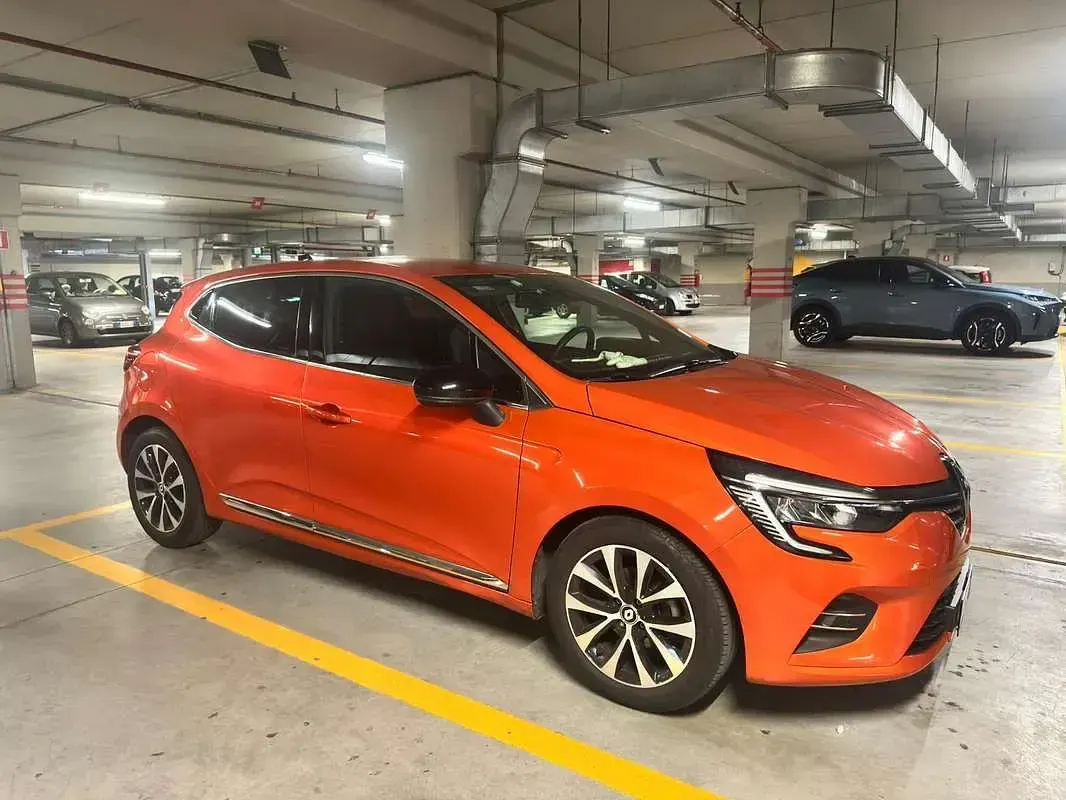 Usata Renault Clio V Techno 101 CV (74 kW) 2022 Arancione Berlina