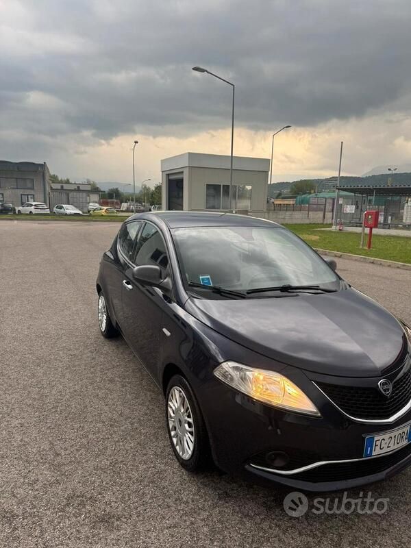 Usata Lancia Ypsilon 60 CV (44 kW) 2016 Blu Utilitaria