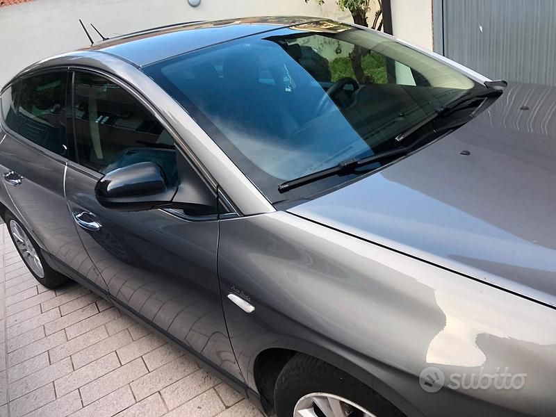 Usata Lancia Delta 120 CV (88 kW) 2011 Grigio Utilitaria