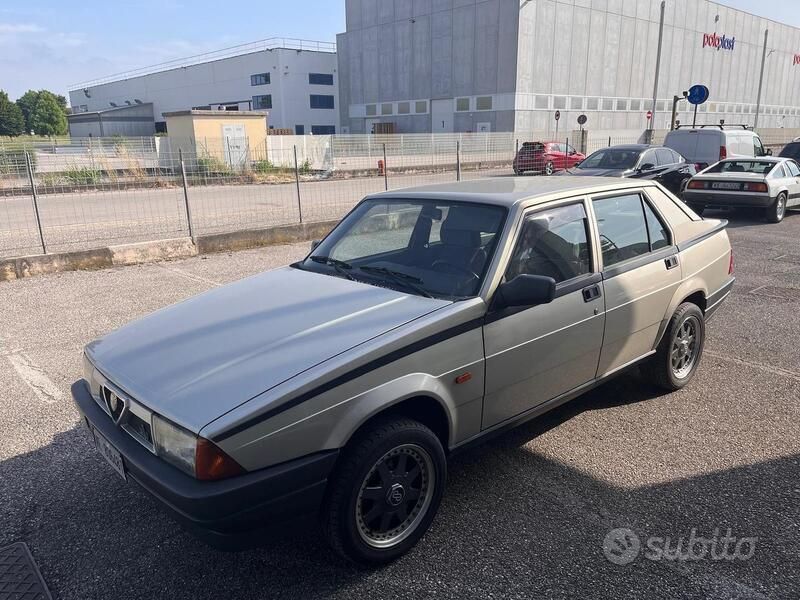 Usata Alfa Romeo 75 110 CV (80 kW) 1988 Grigio Berlina