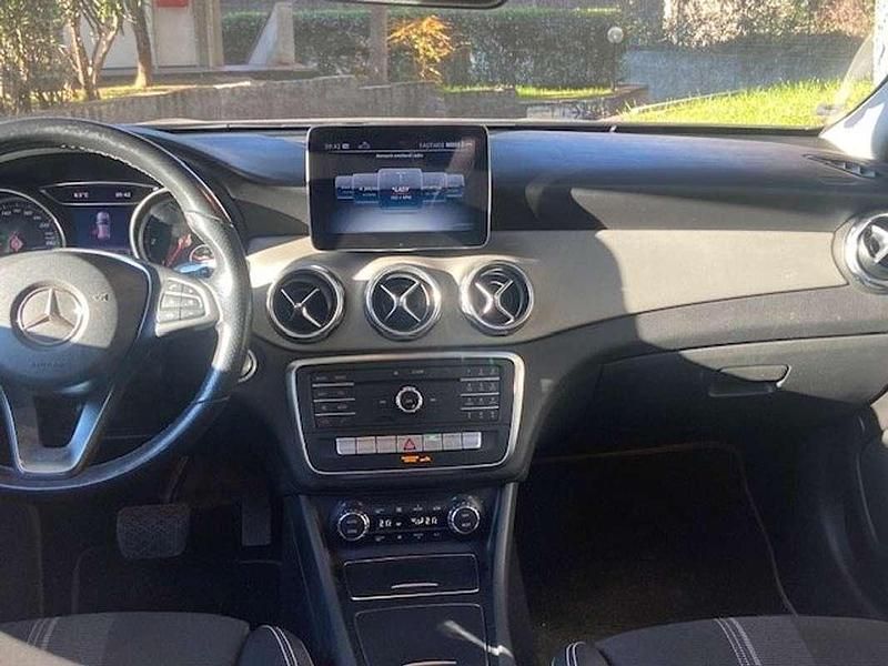 Begagnad Mercedes GLA200 Premium 136 HK (100 kW) 2019 Grå SUV