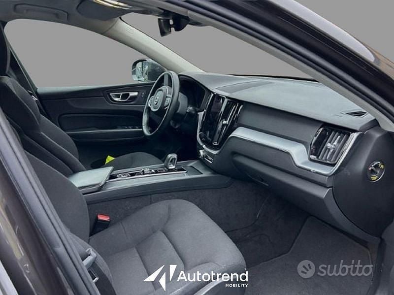 Usata Volvo XC60 Momentum 197 CV (144 kW) 2021 Grigio scuro SUV