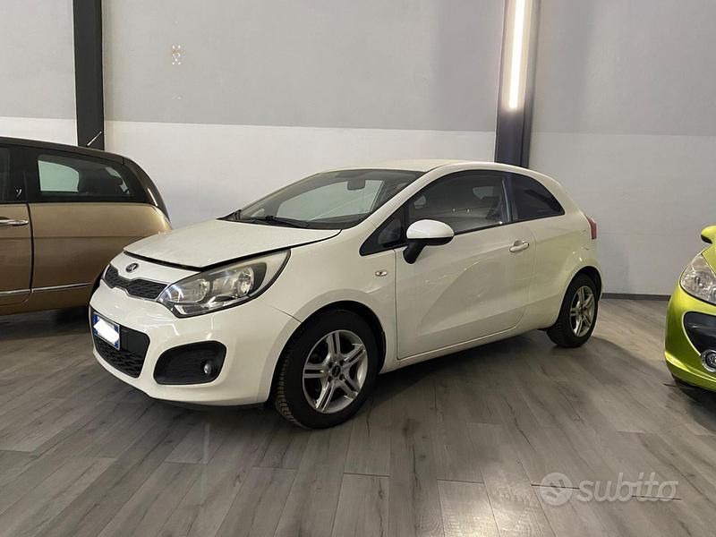 Usata Kia Rio EX 74 CV (54 kW) 2012 Bianco Utilitaria