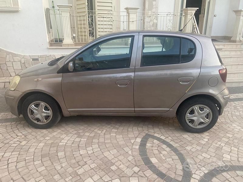 Usata Toyota Yaris 75 CV (55 kW) 2003 Grigio Berlina