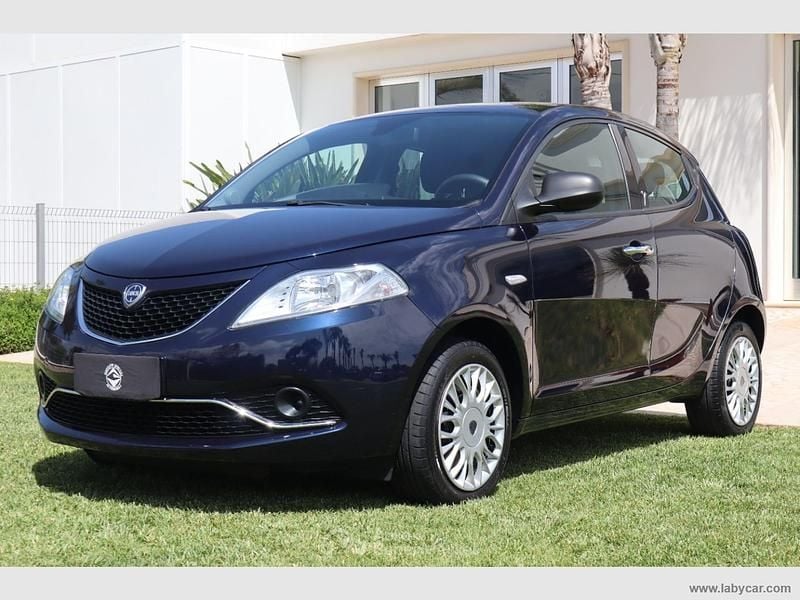 Usado Lancia Ypsilon Silver 69 HP (50 kW) 2016 Azul Citadino