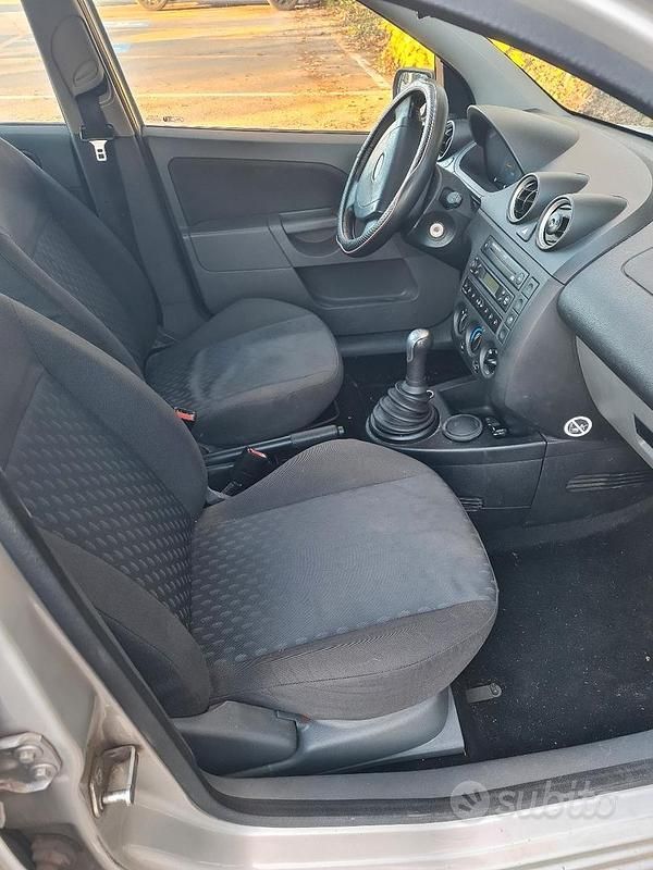 Usata Ford Fiesta 2003 Grigio Berlina