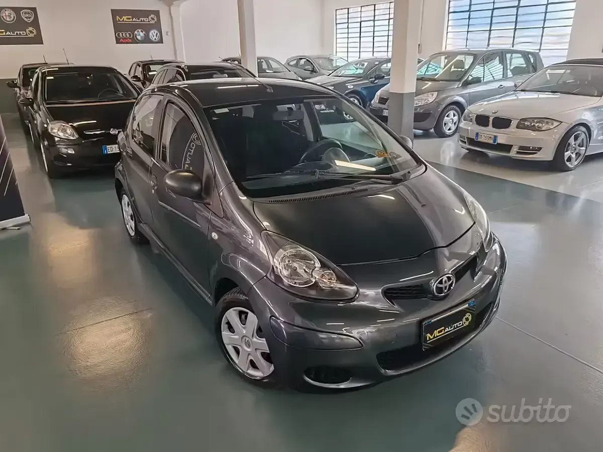 Usata Toyota Aygo 68 CV (50 kW) 2010 Grigio Utilitaria