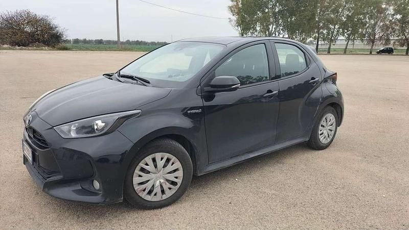 Usata Toyota Yaris Hybrid Cool 75 CV (55 kW) 2021 Blu/azzurro Berlina