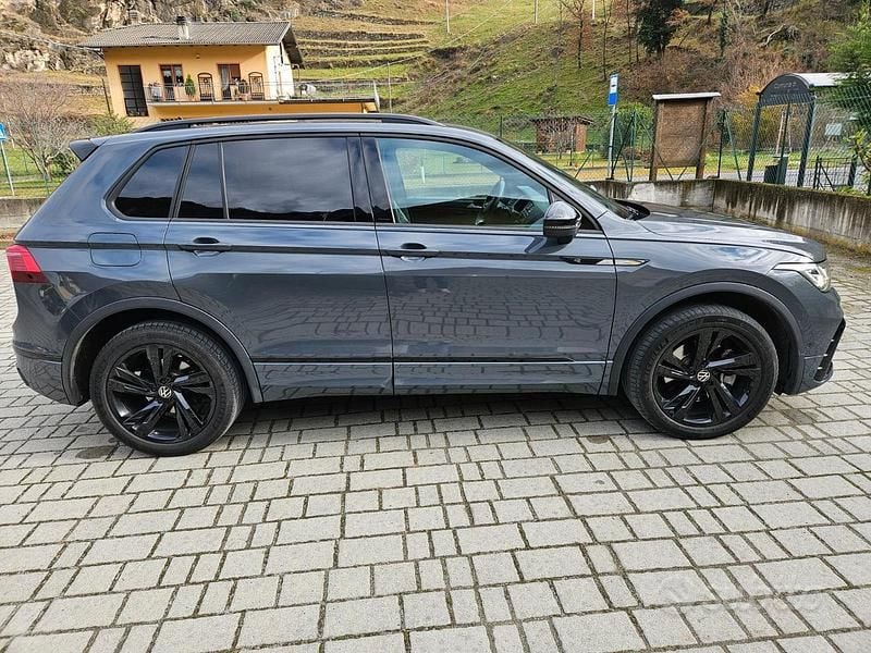 Grigio Usata 2023 VW Tiguan R-line SUV | 34.500 € (Molto cara) - Immagine 1/4