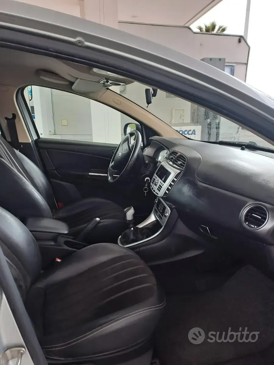 Usata Lancia Delta 120 CV (88 kW) 2012 Grigio Utilitaria