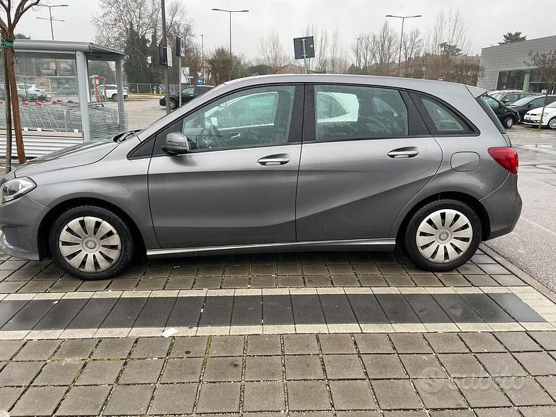 Usata Mercedes B180 Business 109 CV (80 kW) 2018 Grigio Monovolume