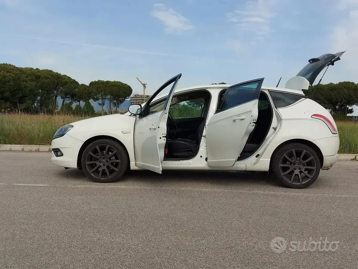 Usata Lancia Delta 80 CV (58 kW) 2013 Grigio Utilitaria