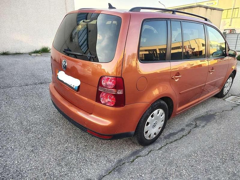 Usata VW Touran Highline 140 CV (102 kW) 2009 Arancione Monovolume