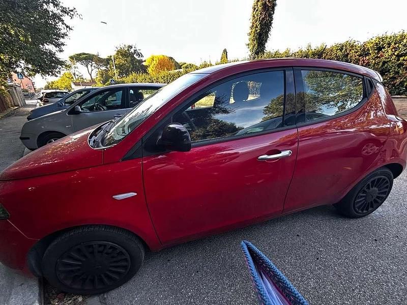 Usata Lancia Ypsilon Silver 69 CV (50 kW) 2023 Rosso Utilitaria