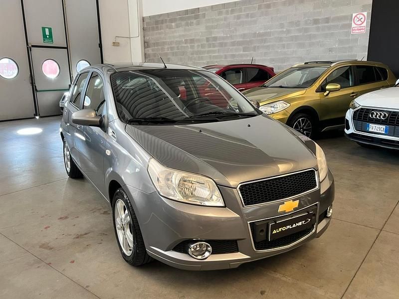 Grigio Usata 2009 Chevrolet Aveo LT Tre volumi | 2200 € (Buon prezzo) - Immagine 1/4