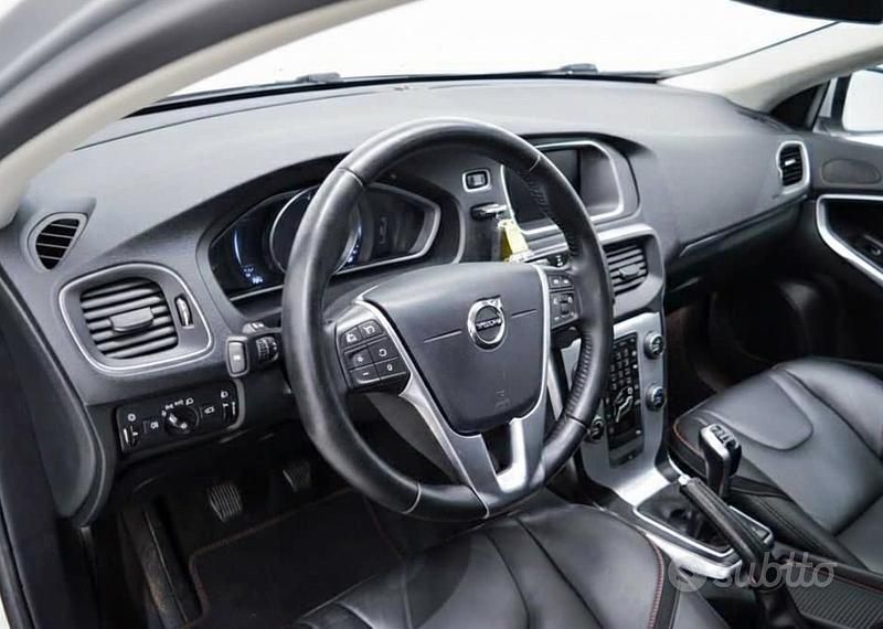 Usata Volvo V40 Ocean Race 120 CV (88 kW) 2016 Grigio Berlina