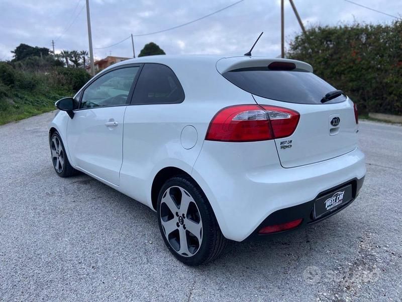 Usata Kia Rio 90 CV (66 kW) 2014 Bianco pastello Utilitaria