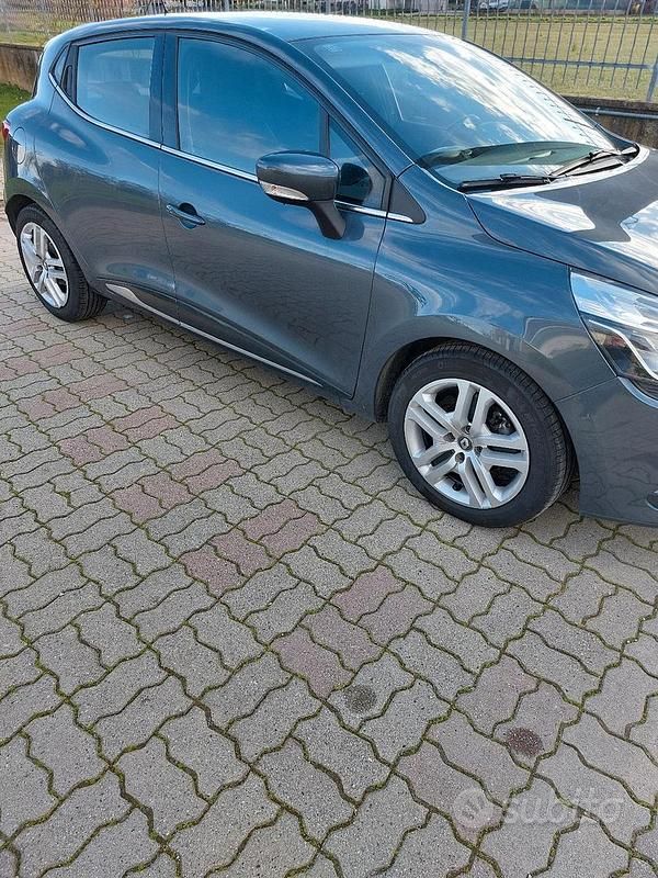 Grigio Usata 2017 Renault Clio IV Tre volumi | 5500 € (Super prezzo) - Immagine 1/4