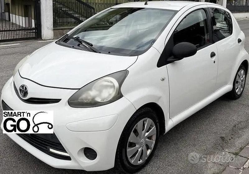 Usata Toyota Aygo 68 CV (50 kW) 2013 Bianco Utilitaria