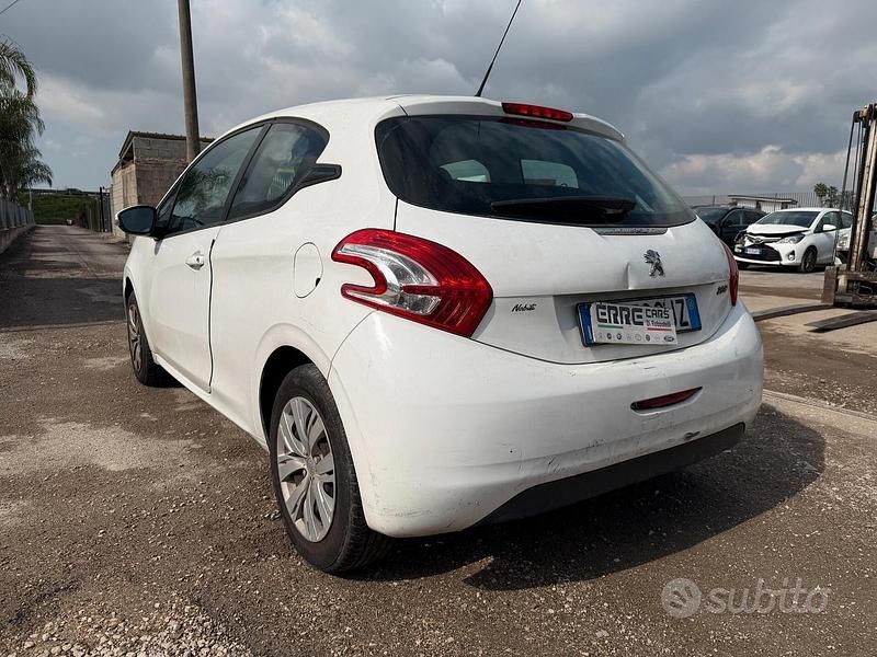Usata Peugeot 208 82 CV (60 kW) 2015 Bianco Utilitaria