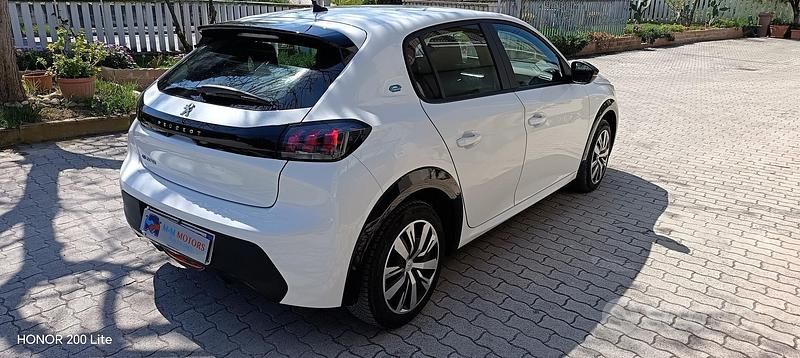Usado Peugeot e-208 Active 100 kW (136 CV) 2023 Blanco Utilitario