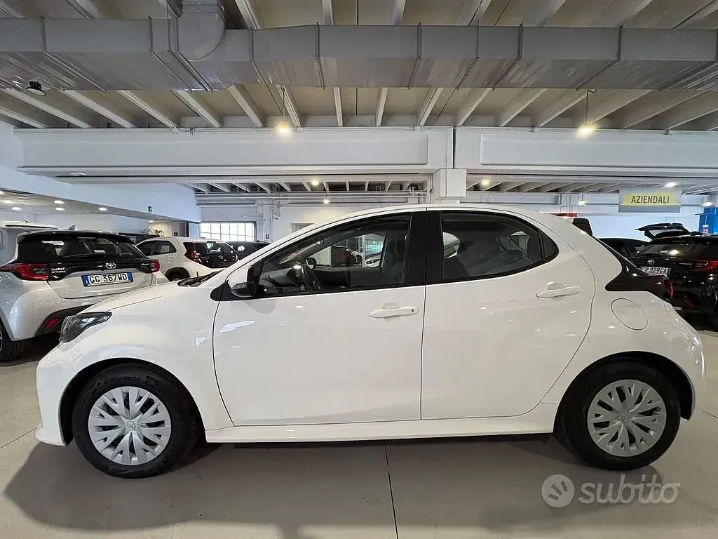 Usata Toyota Yaris Hybrid Active 92 CV (67 kW) 2022 Bianco Berlina