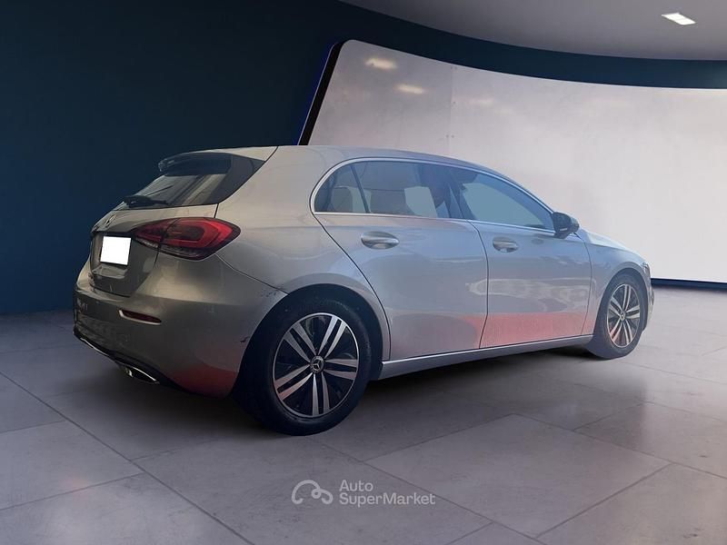 Usata Mercedes A180 116 CV (85 kW) 2021 Gray Berlina