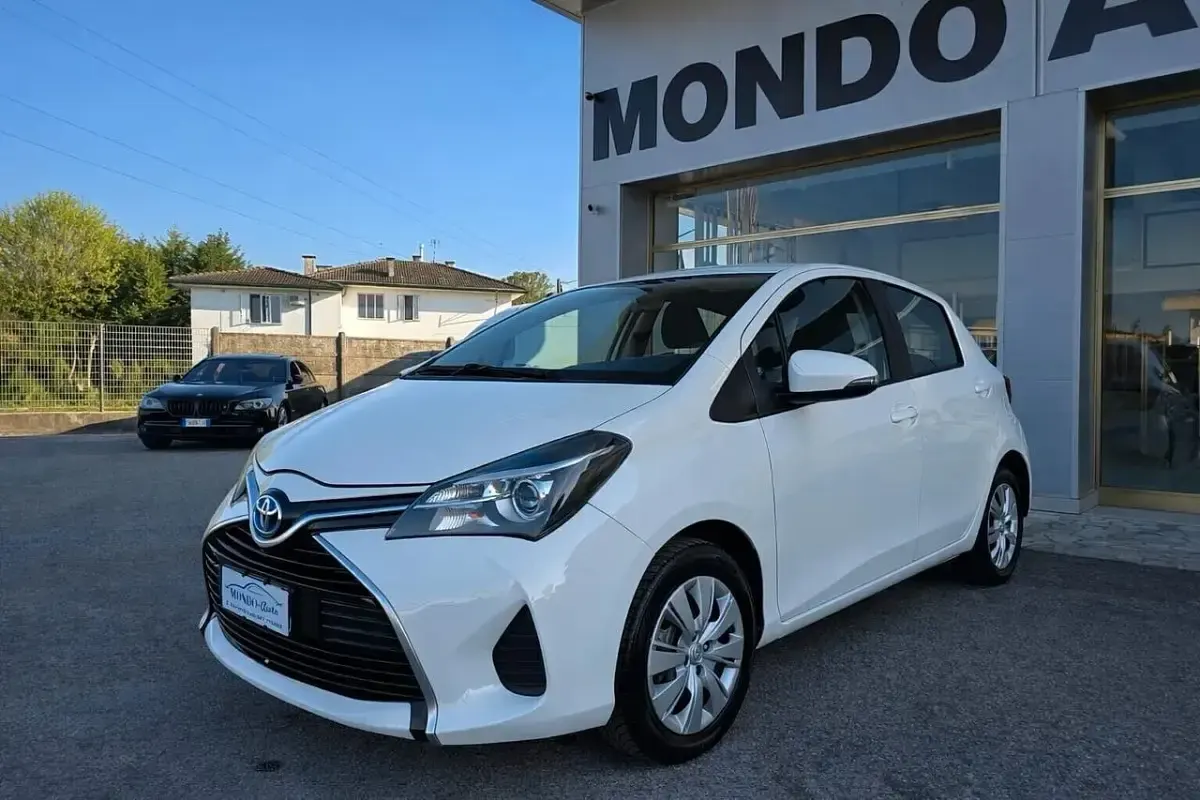 Usata Toyota Yaris Hybrid Active 73 CV (53 kW) 2017 Bianco Berlina