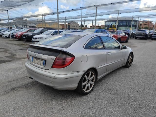 Usata Mercedes C220 Classic 142 CV (104 kW) 2003 Argento Coupé
