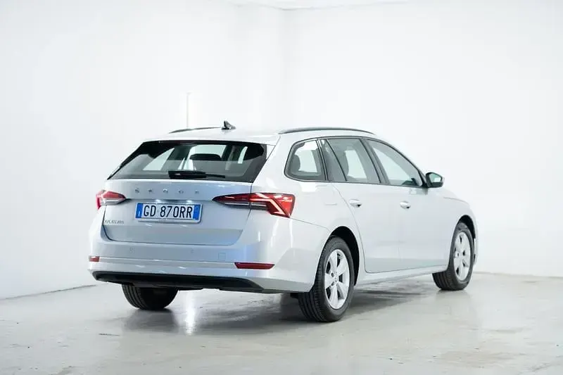 Käytetty Skoda Octavia Executive 110 HP (80 kW) 2021 Harmaa Farmari